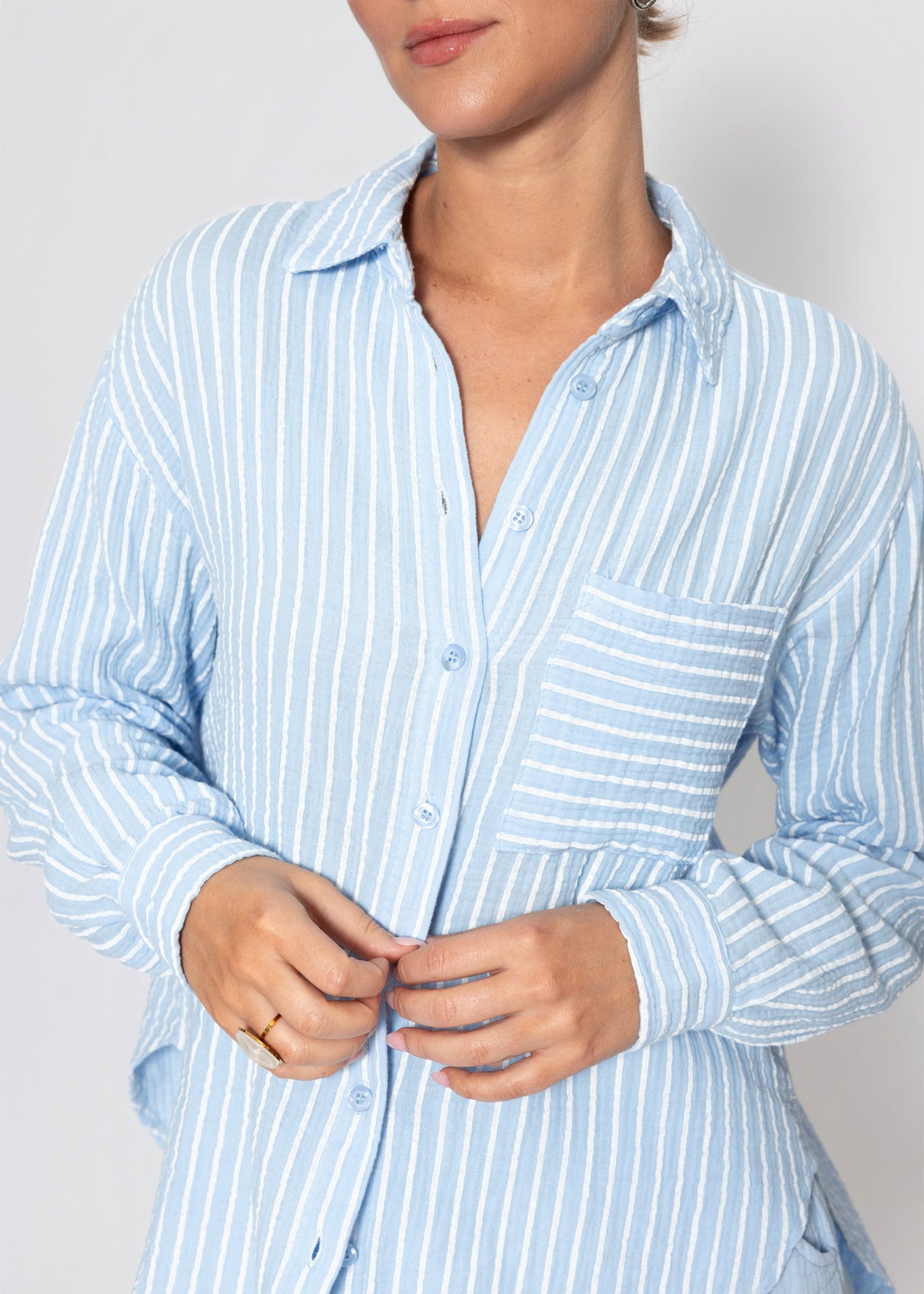 Gestreifte Musselin Hemdbluse - hellblau