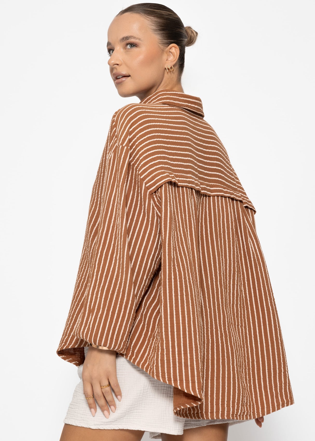 Gestreifte oversize Musselin Bluse - cognac