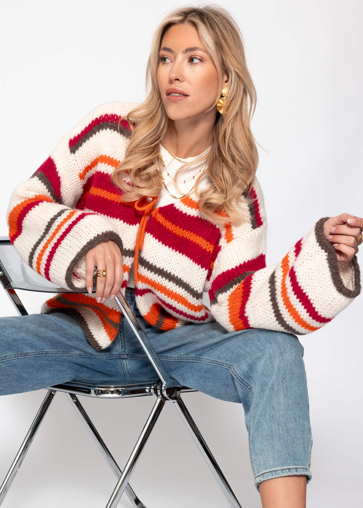 Bunt gestreifte Strickjacke mit Schleifenverschluss - orange-pink