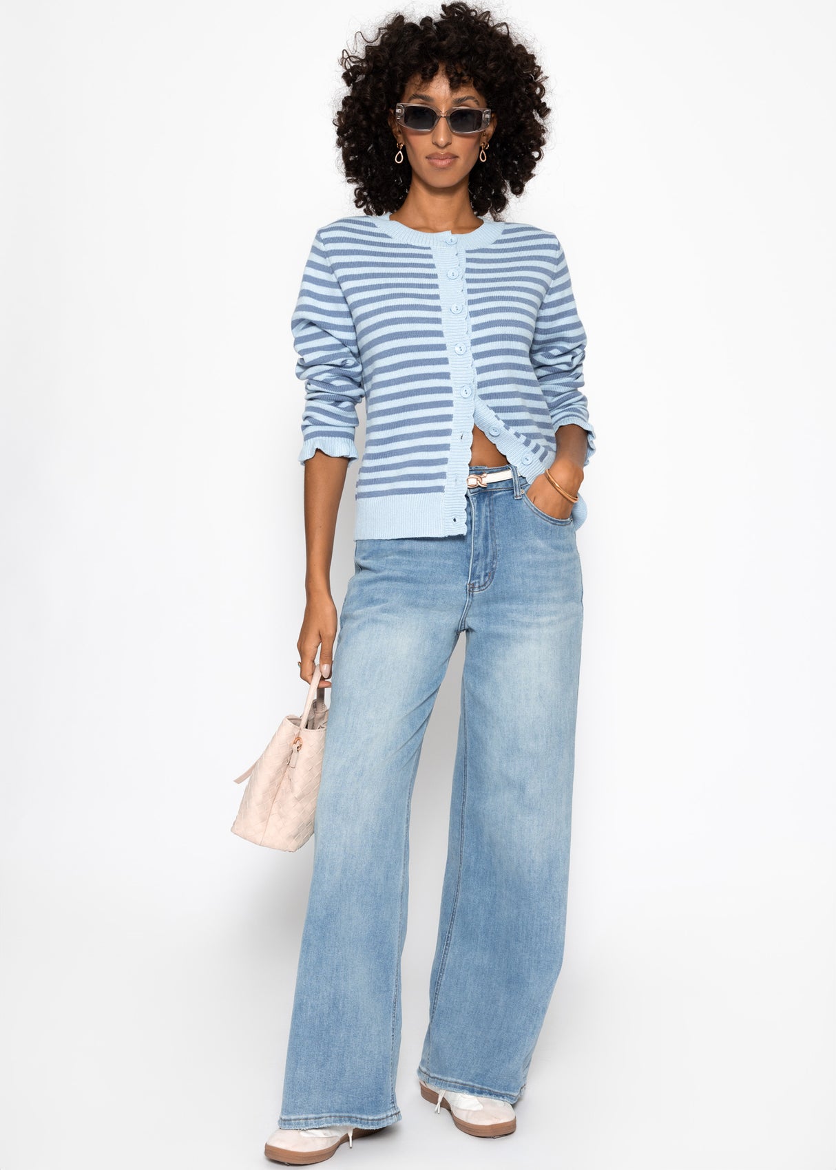 Gestreifte Strickjacke mit Volants - blau