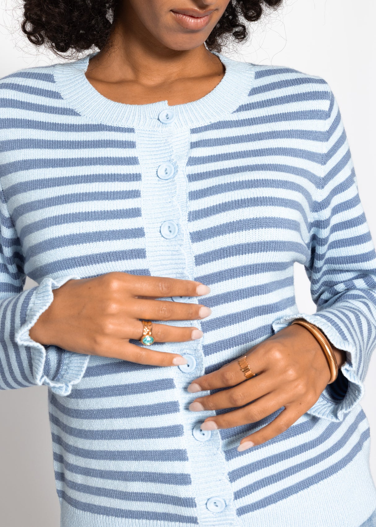 Gestreifte Strickjacke mit Volants - blau