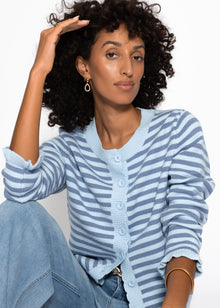 Gestreifte Strickjacke mit Volants - blau