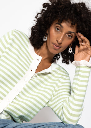 Gestreifte Strickjacke mit Volants - grün