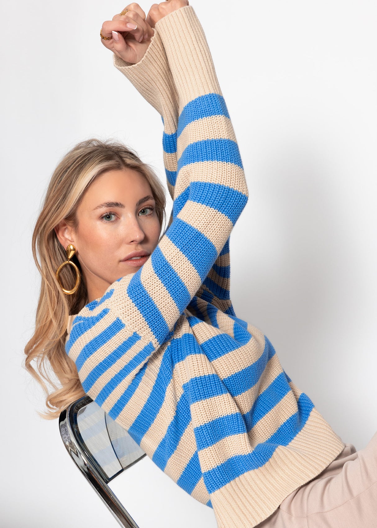 Gestreifter Baumwoll-Pullover - beige-blau