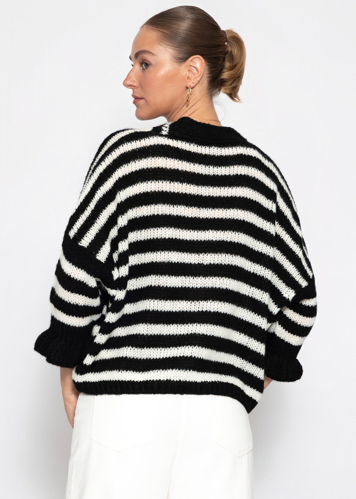Gestreifter Cardigan mit 3/4-Ärmeln - schwarz