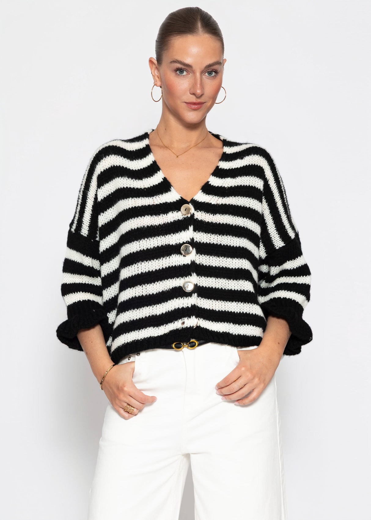 Gestreifter Cardigan mit 3/4-Ärmeln - schwarz