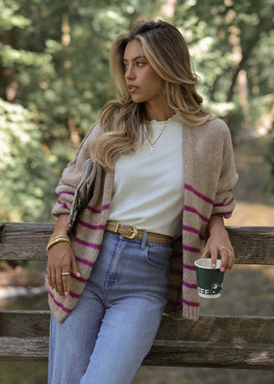 Gestreifter Cardigan mit Außennähten - beige-berry