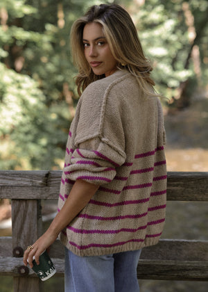 Gestreifter Cardigan mit Außennähten - beige-berry