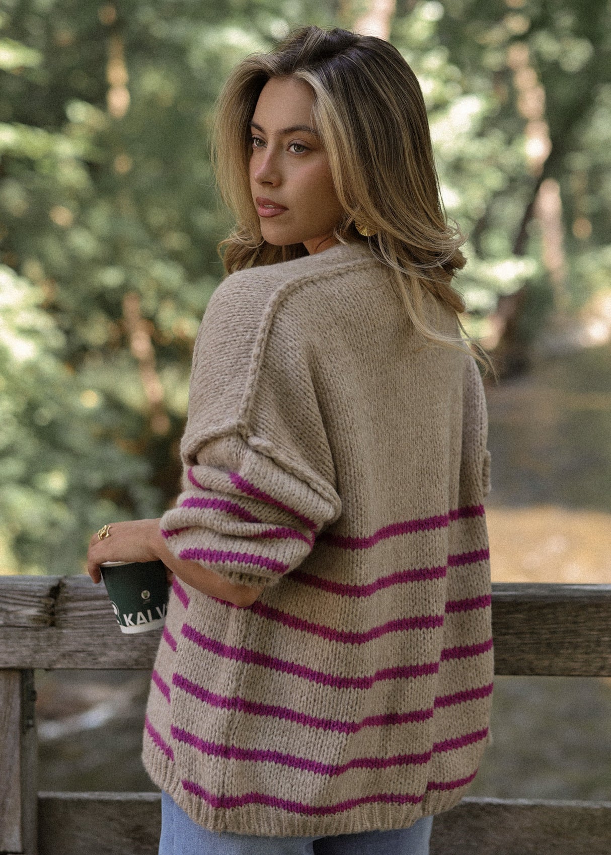 Gestreifter Cardigan mit Außennähten - beige-berry