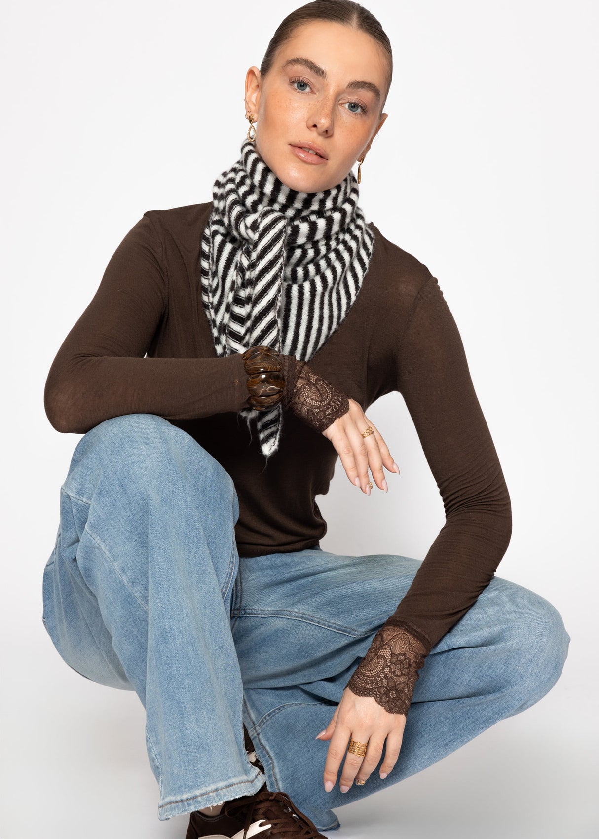 Striped triangular scarf - brown-off-white