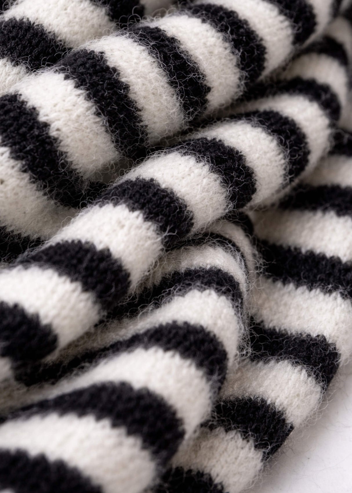 Gestreifter Dreiecksschal - schwarz-offwhite