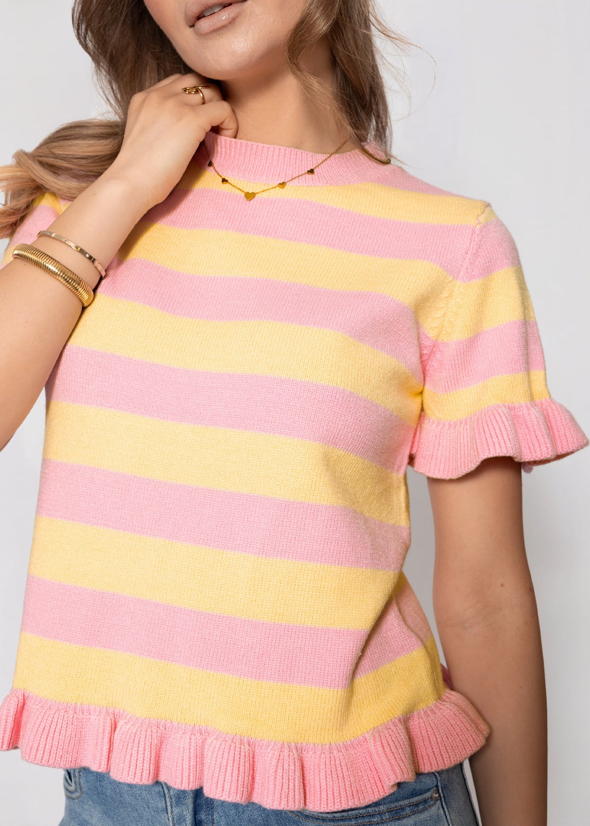 Gestreifter Kurzarm-Pullover mit Volants - rosa-buttergelb