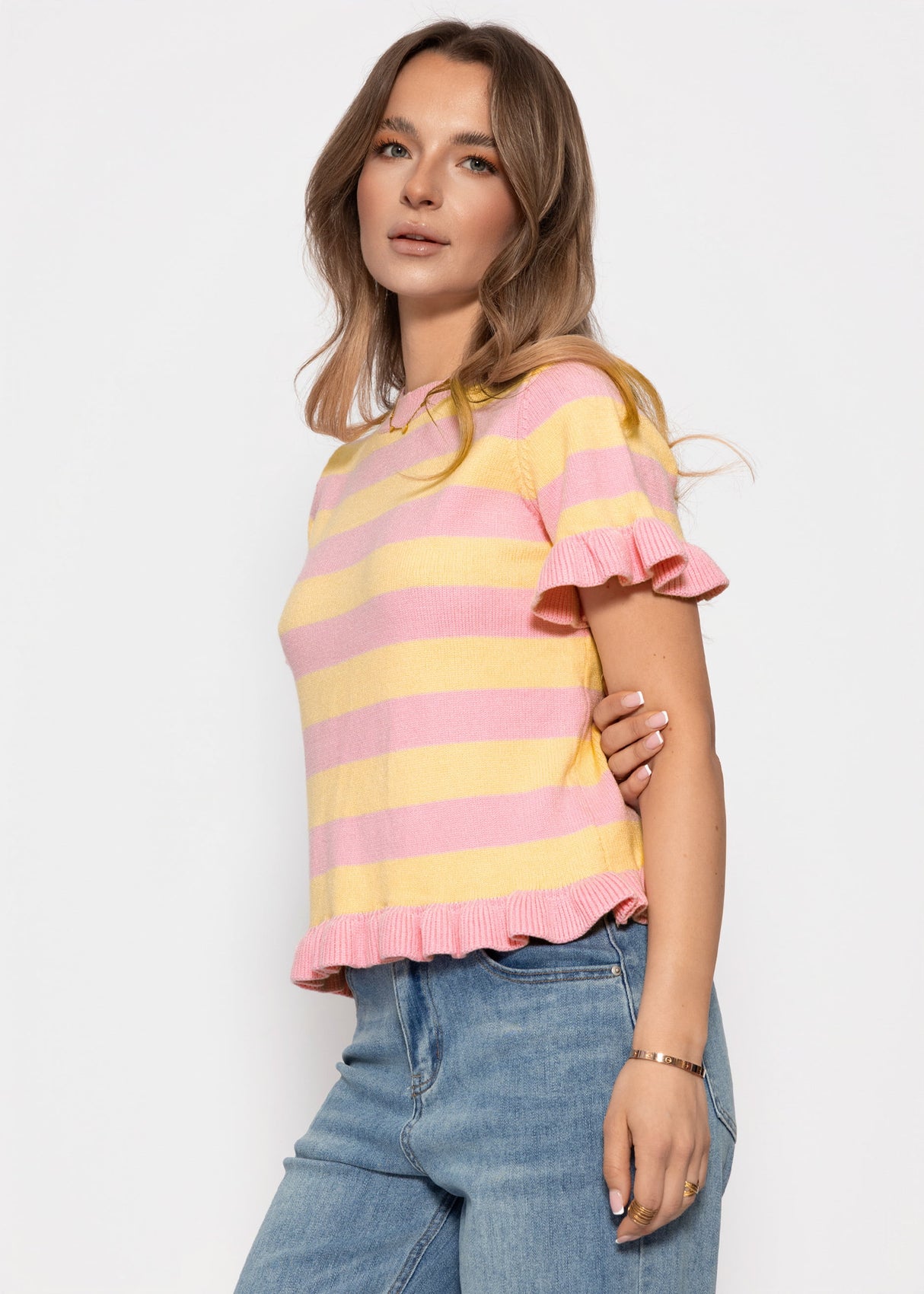 Gestreifter Kurzarm-Pullover mit Volants - rosa-buttergelb