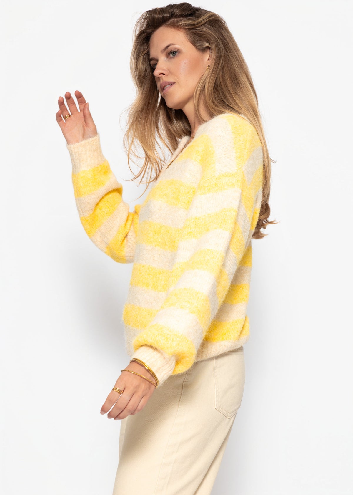 Gestreifter Pullover mit Blende - gelb-beige