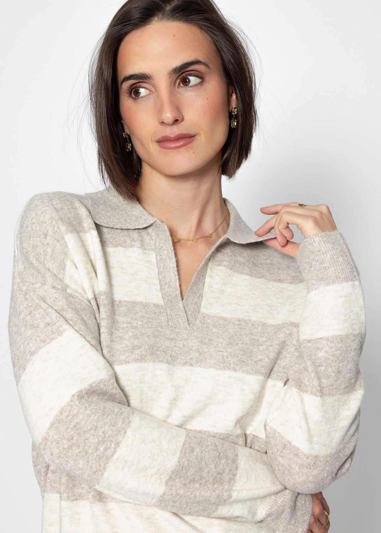 Gestreifter Pullover mit Polokragen - beige-taupe