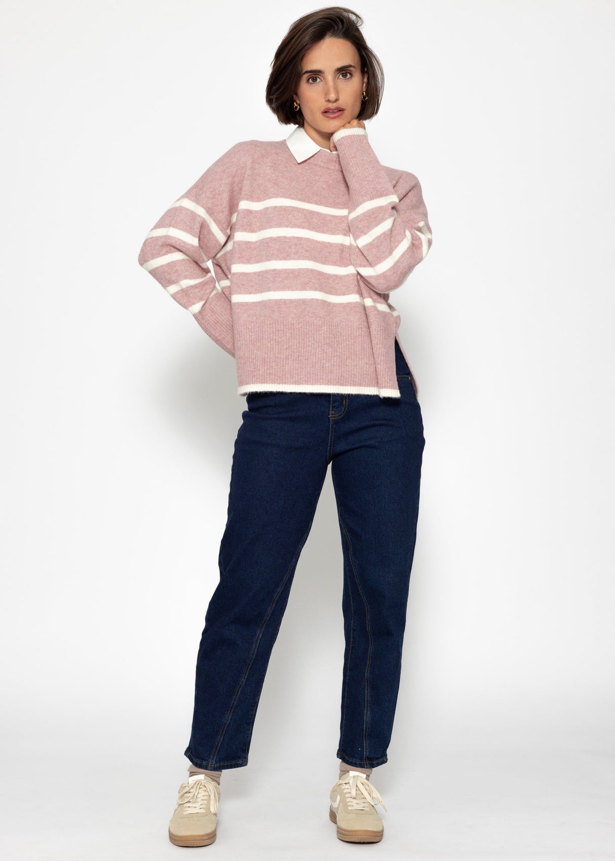 Gestreifter Strickpullover mit Seitenschlitzen - altrosa