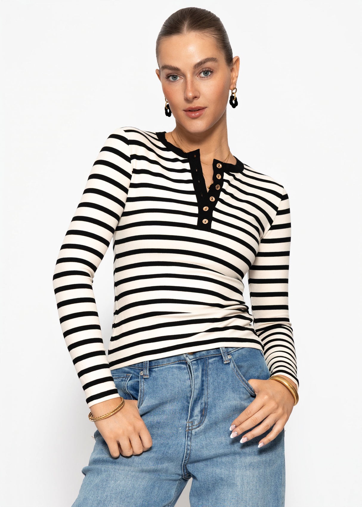 Gestreiftes Langarmshirt mit Knopfleiste - schwarz-weiß