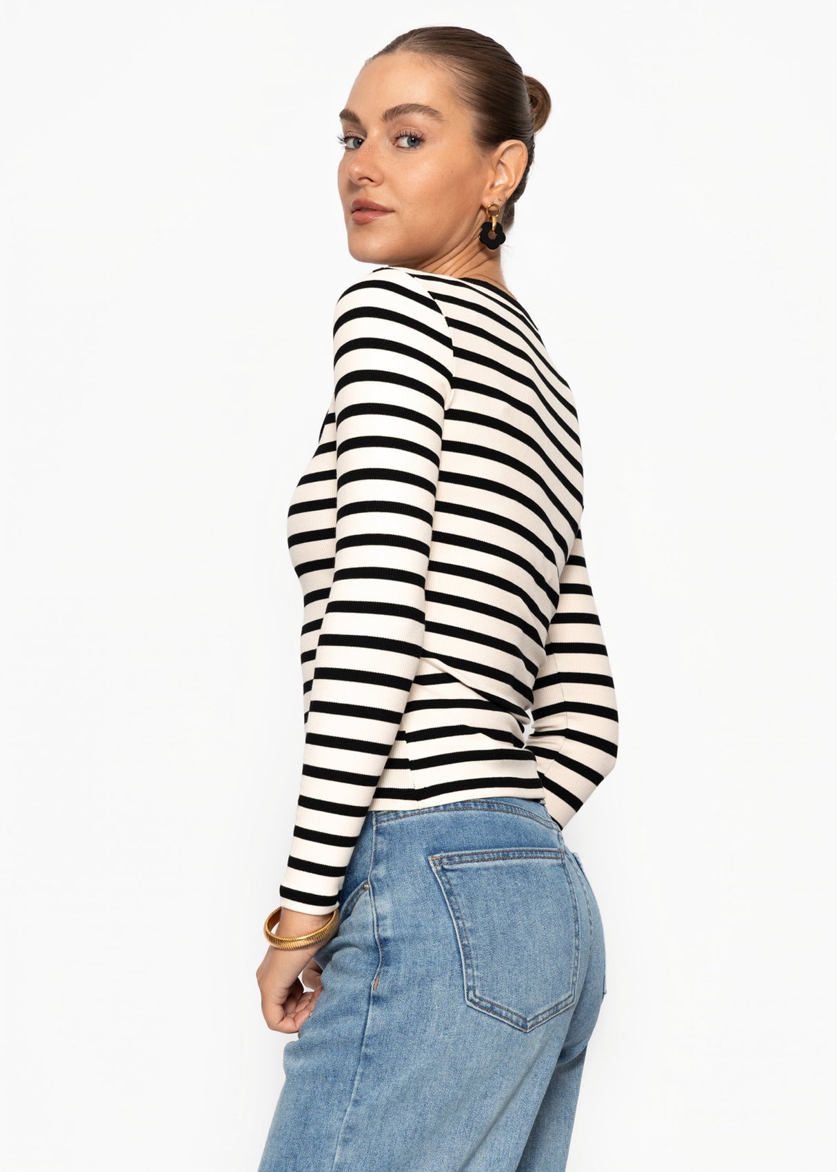 Gestreiftes Langarmshirt mit Knopfleiste - schwarz-weiß