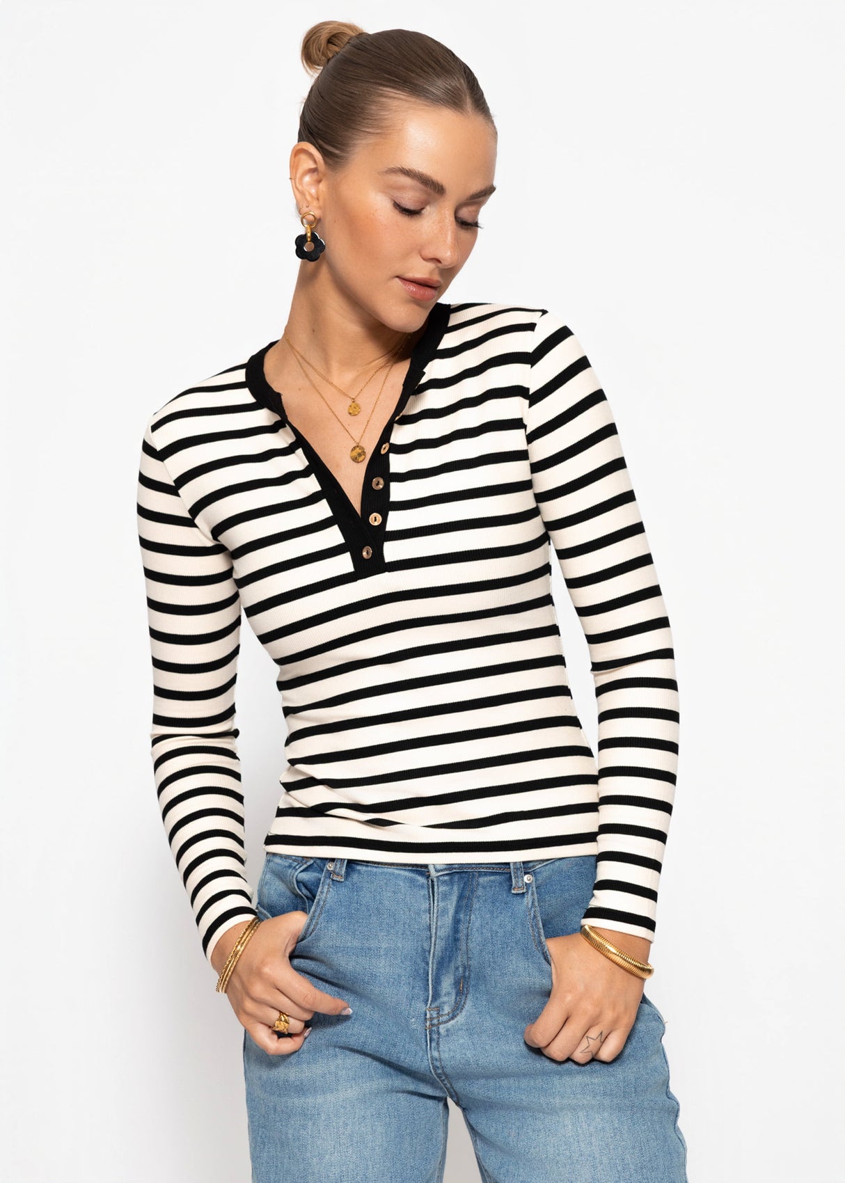 Gestreiftes Langarmshirt mit Knopfleiste - schwarz-weiß