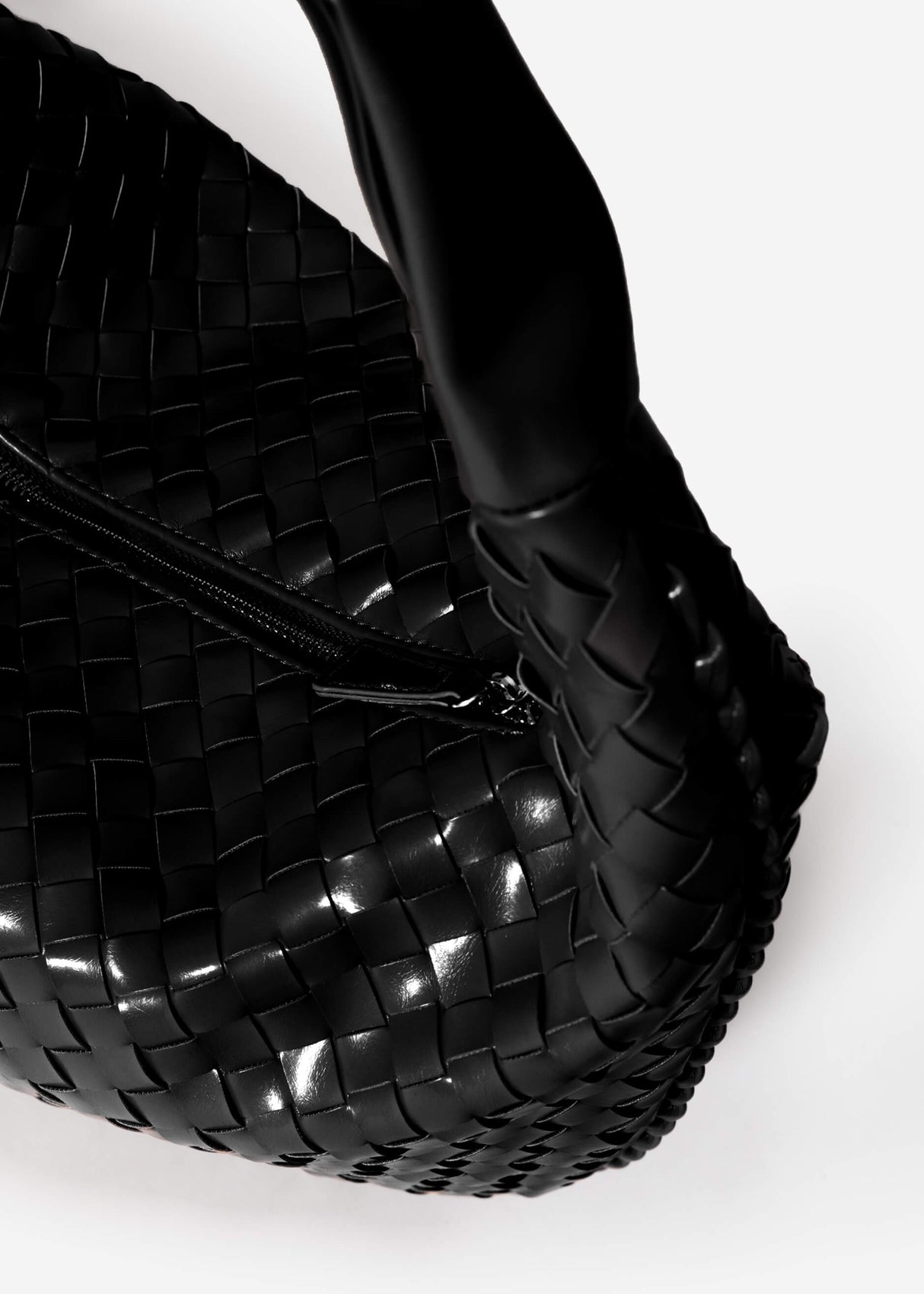 Woven shoulder bag - black