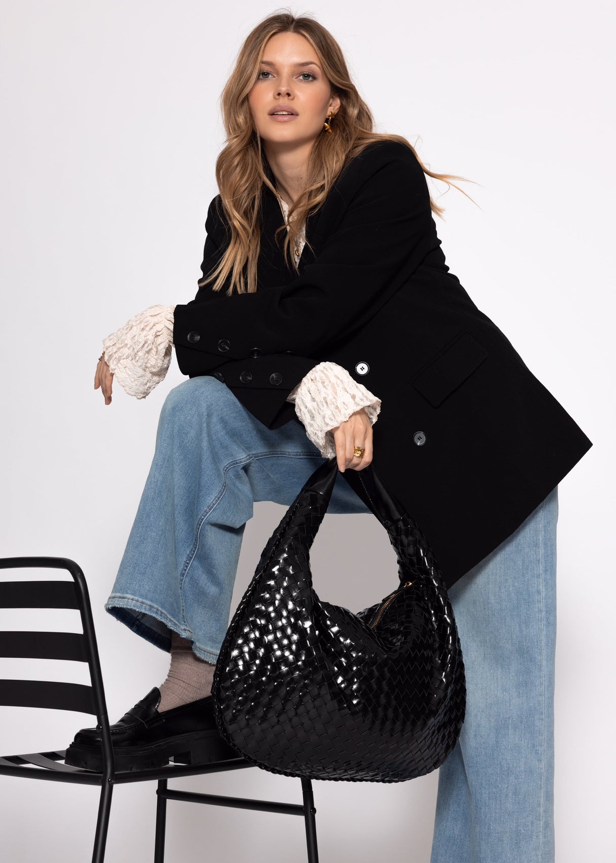 Woven shoulder bag - black