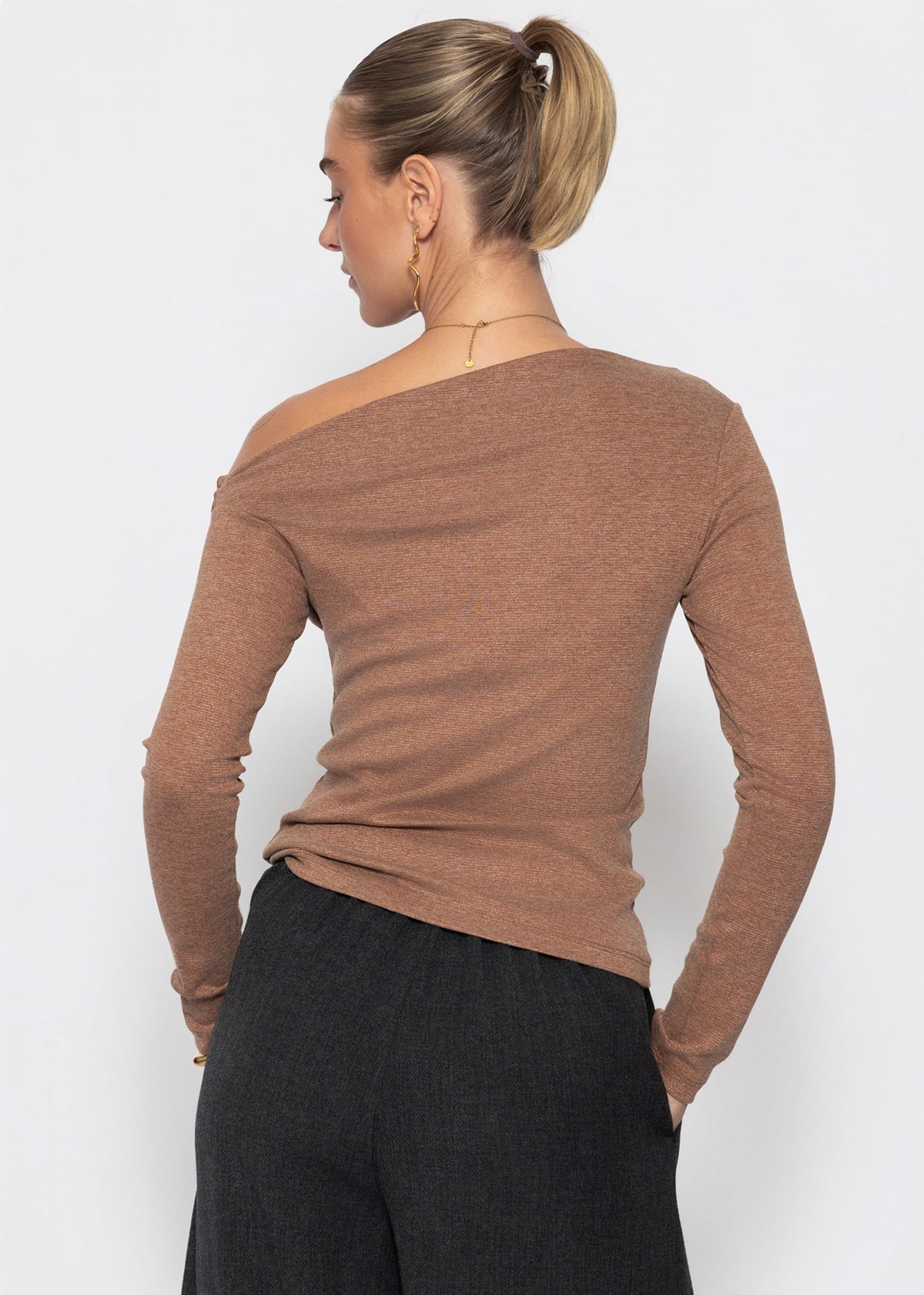 Glitzershirt mit asymmetrischem Ausschnitt - braun