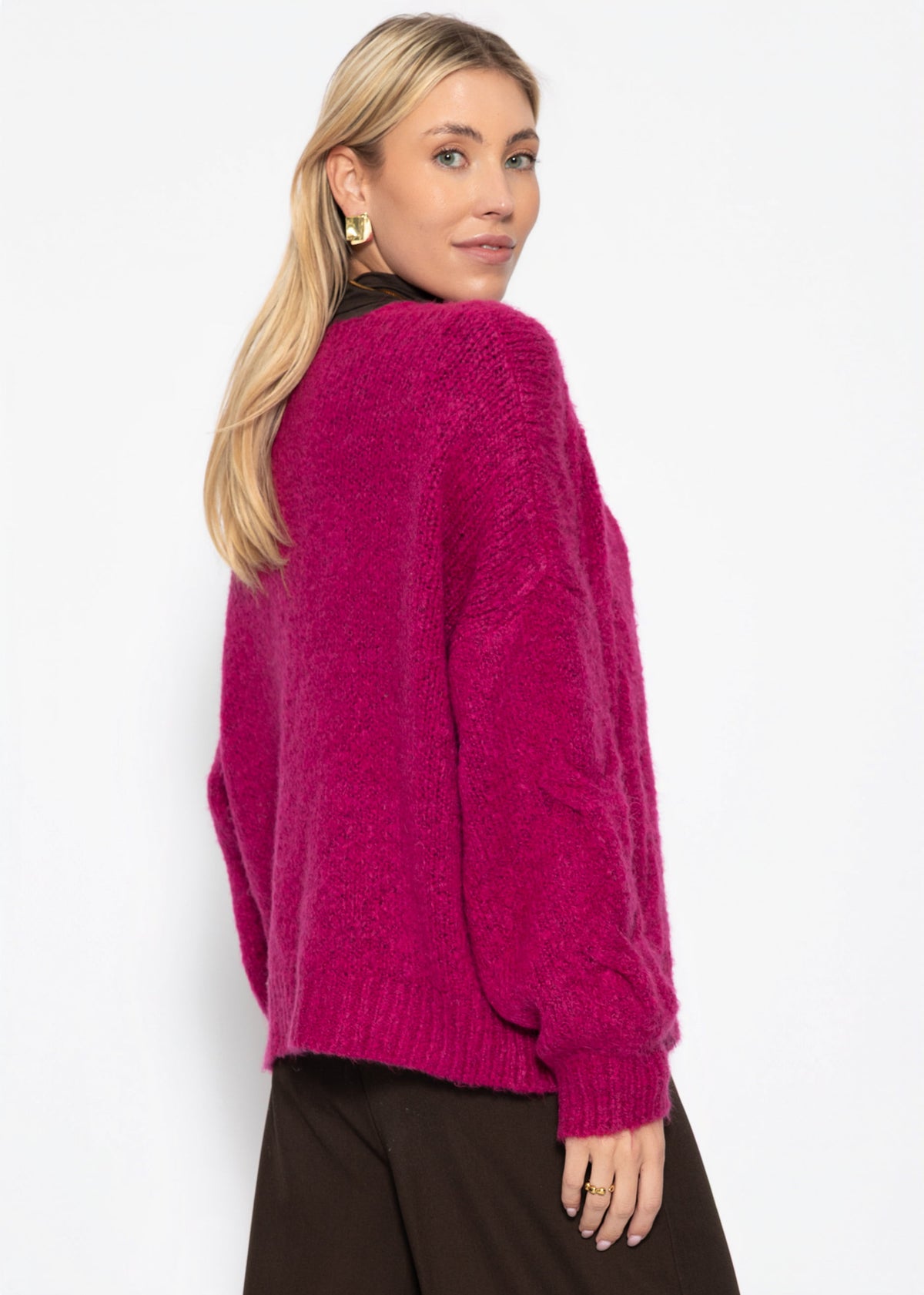 Grob gestrickter Cardigan mit Zopfmuster - beere
