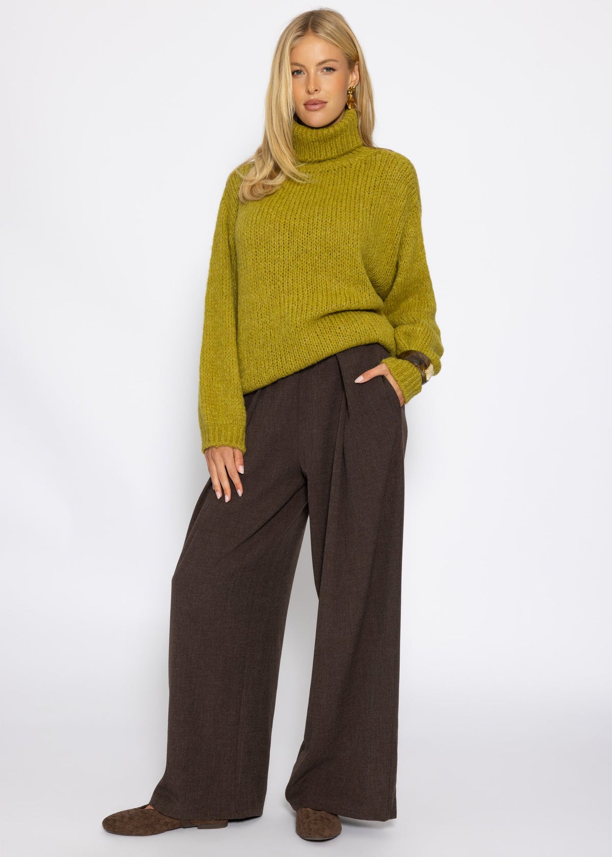 Grober Strickpullover mit Rollkragen - olivgrün