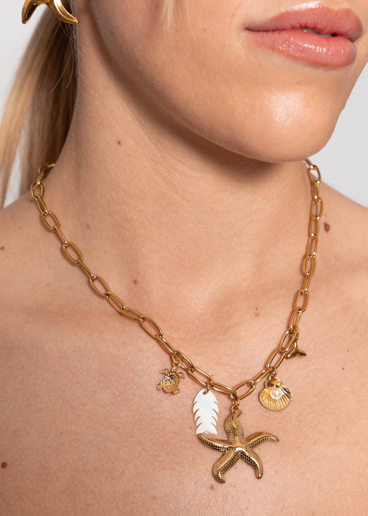 Necklace with maritime charms - gold