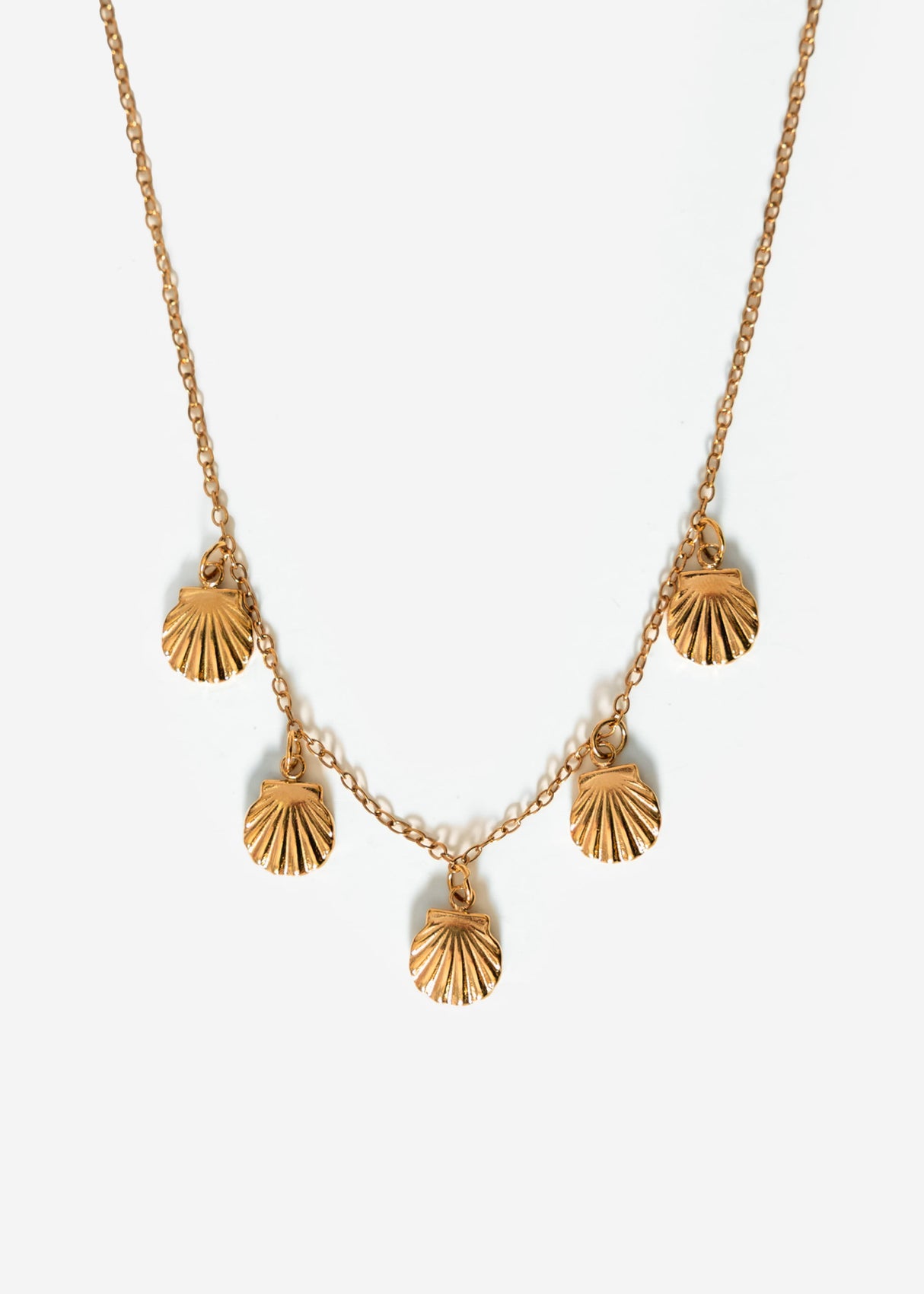Halskette mit Muschelplättchen - gold