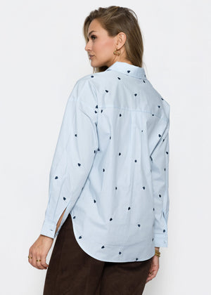 Hemdbluse mit blauer Herzstickerei - hellblau