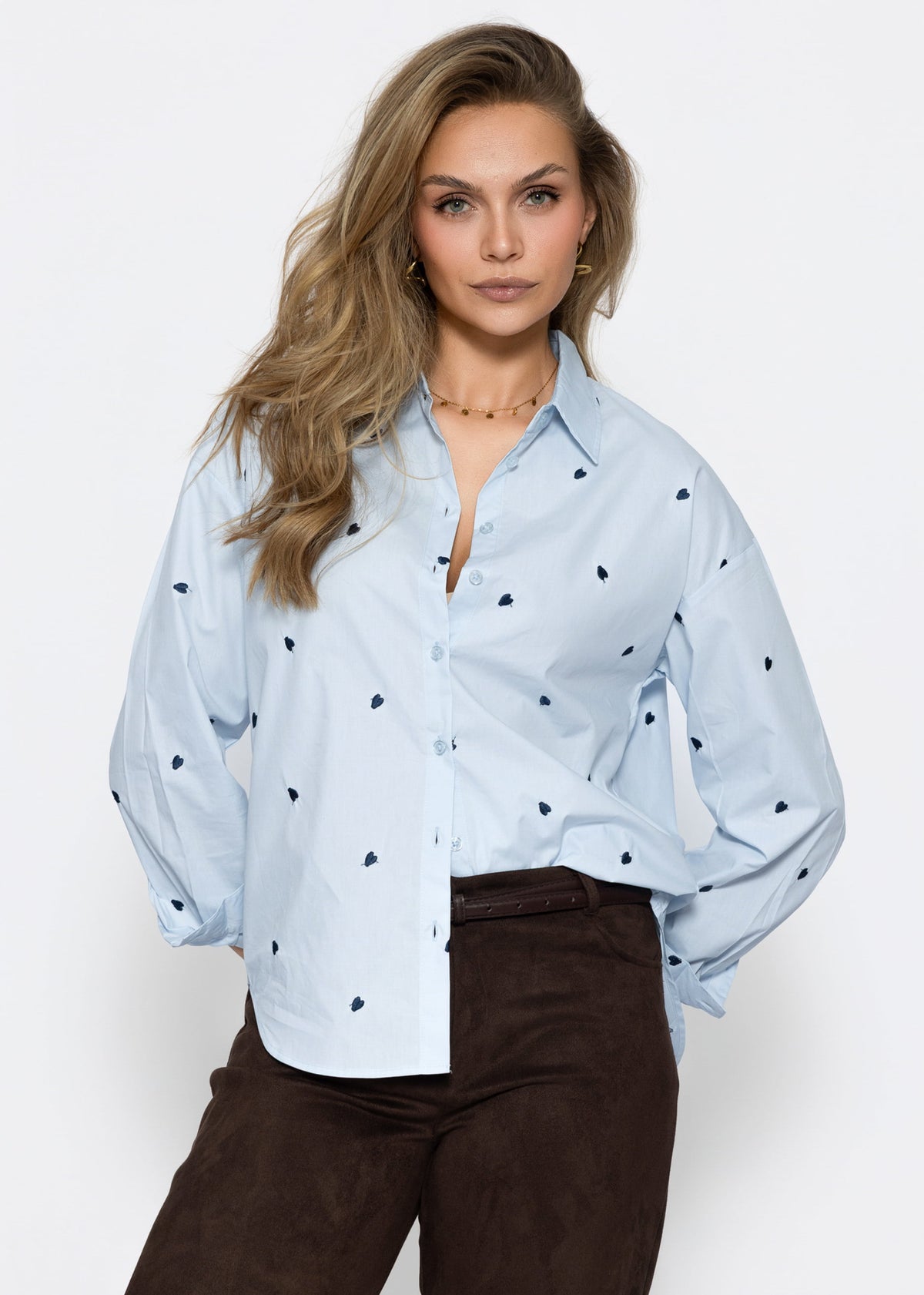 Hemdbluse mit blauer Herzstickerei - hellblau