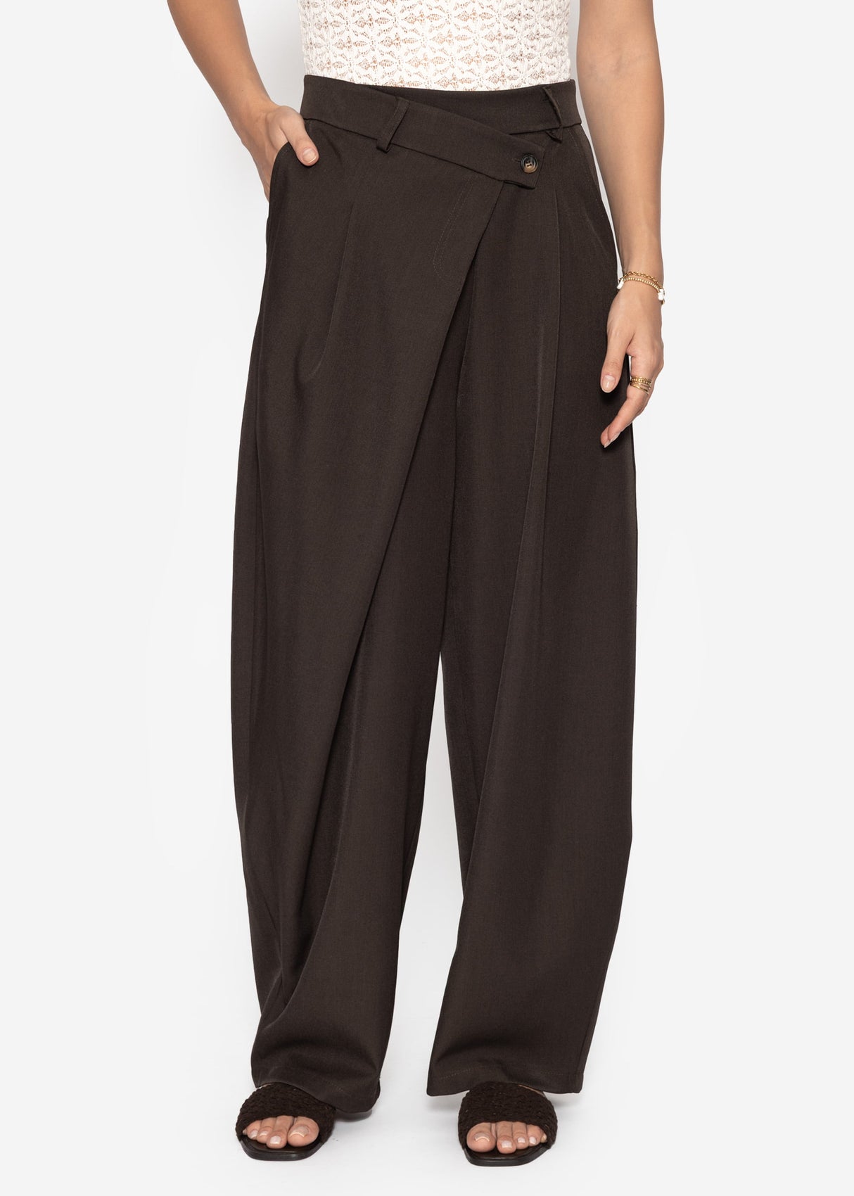 Hose mit Bundfalten und asymmetrischem Design - braun