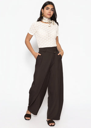 Hose mit Bundfalten und asymmetrischem Design - braun