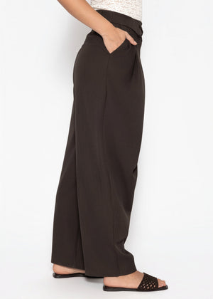 Hose mit Bundfalten und asymmetrischem Design - braun