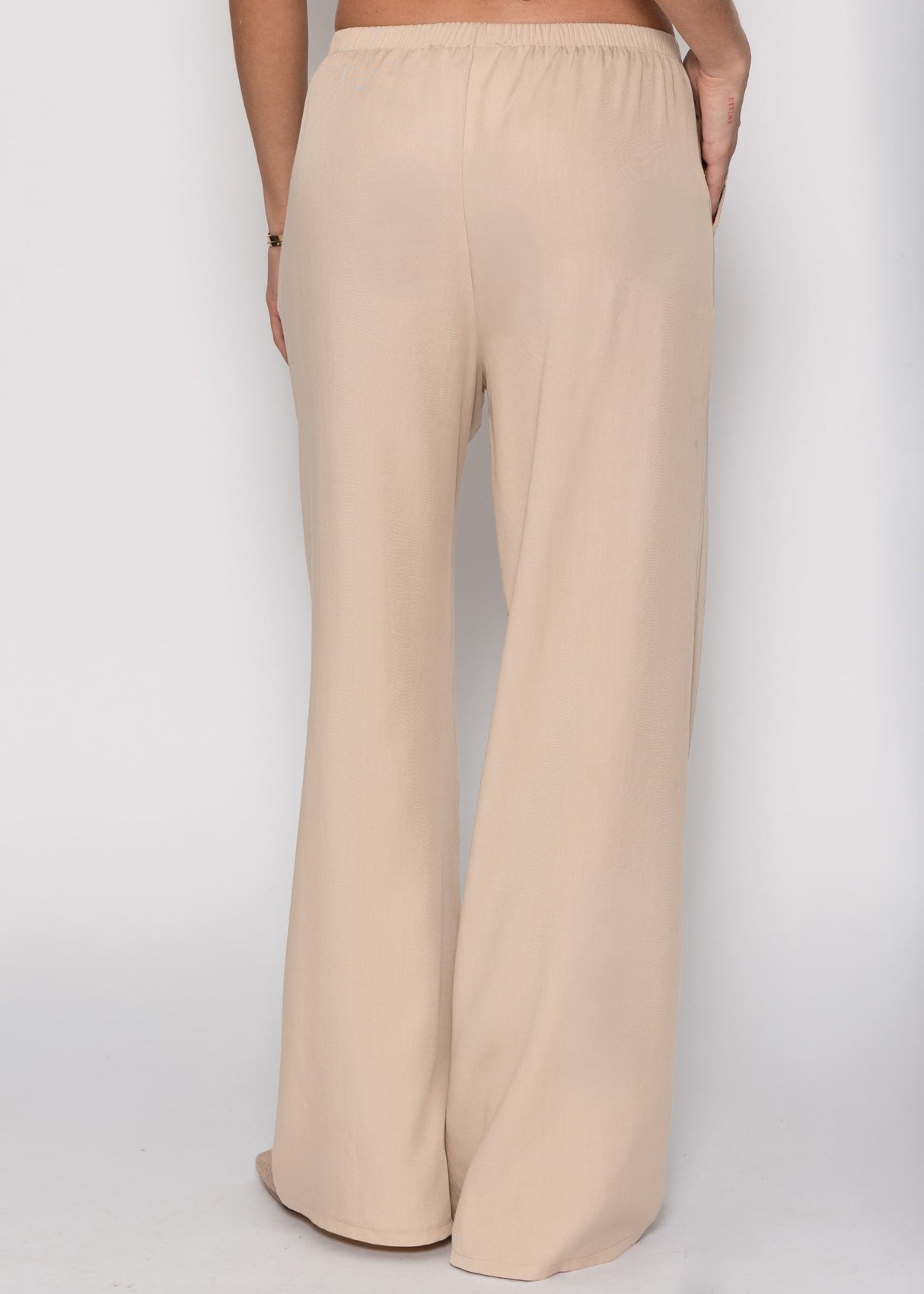 Pants with a wide leg and rüsch details - beige