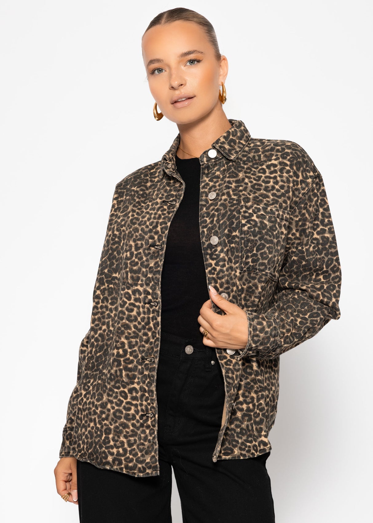 Hemdjacke aus Jeans mit Leo-Print - beige