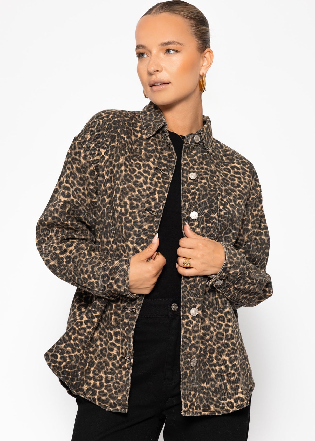 Hemdjacke aus Jeans mit Leo-Print - beige