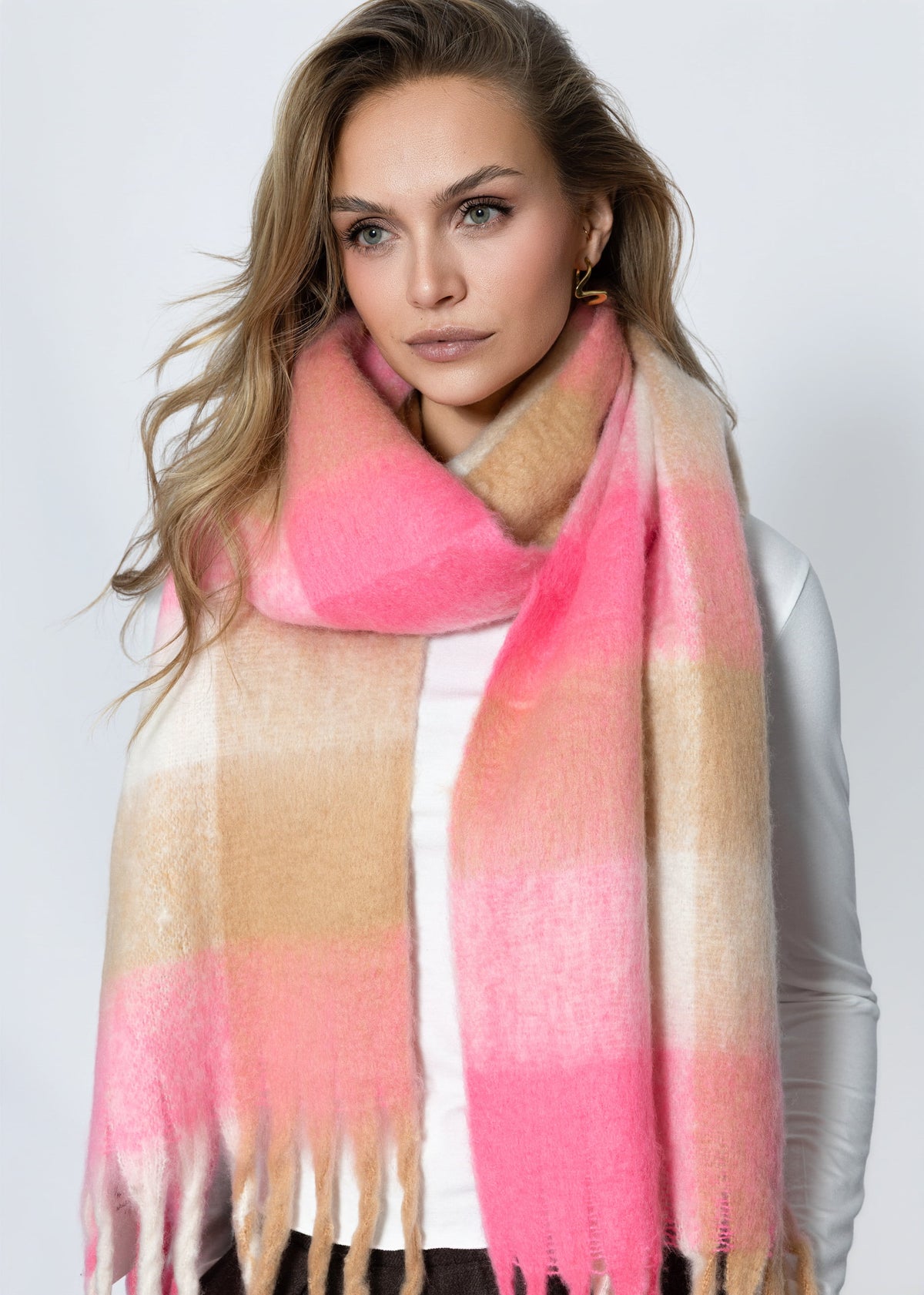 Karierter flauschiger Schal mit Fransen - rosa