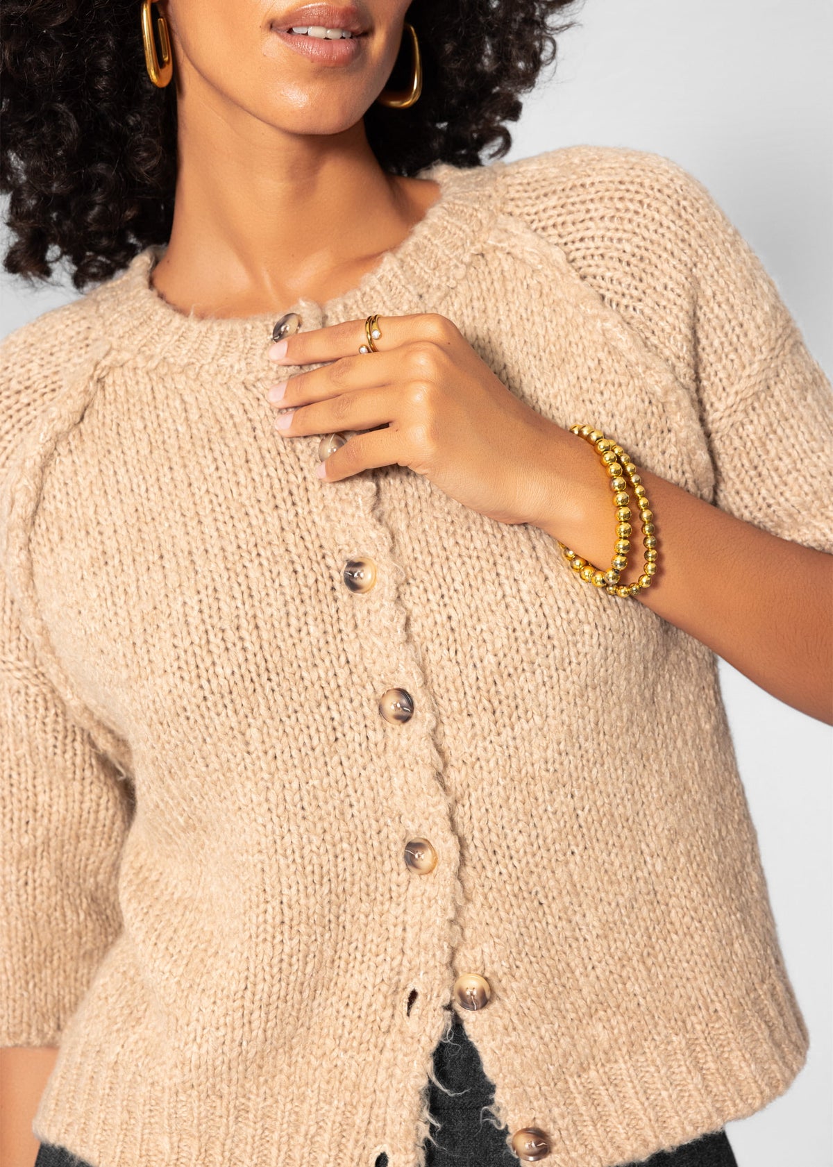Kurzarm Cardigan mit Außennähten - beige