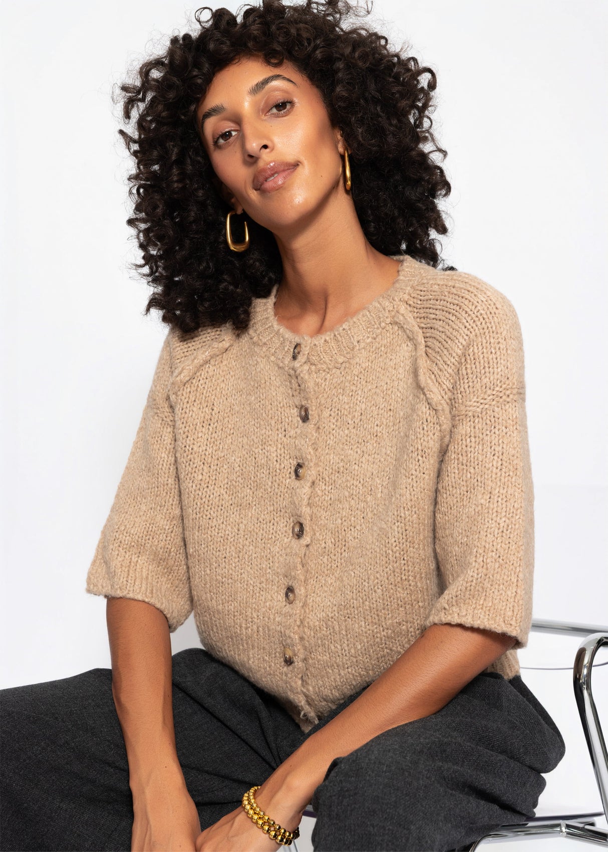 Kurzarm Cardigan mit Außennähten - beige