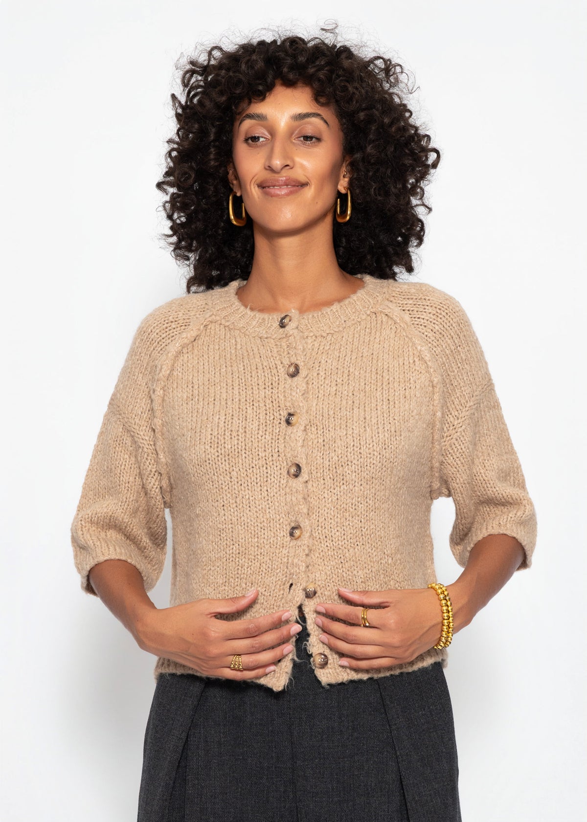 Kurzarm Cardigan mit Außennähten - beige