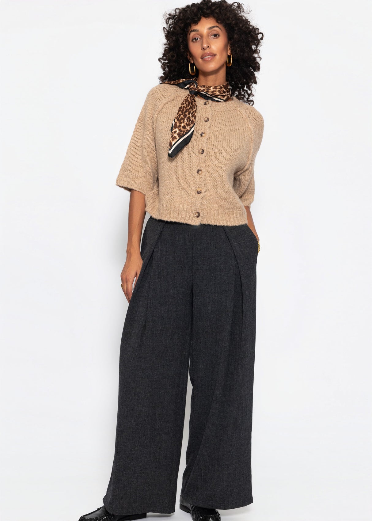 Kurzarm Cardigan mit Außennähten - beige