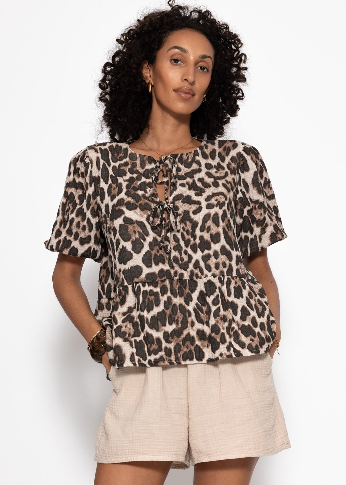 Kurzarm Musselin Bluse mit Leo-Print - braun