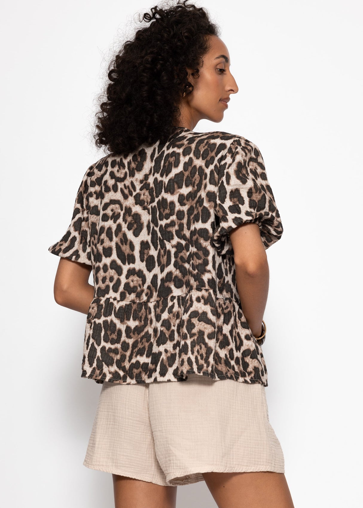 Kurzarm Musselin Bluse mit Leo-Print - braun