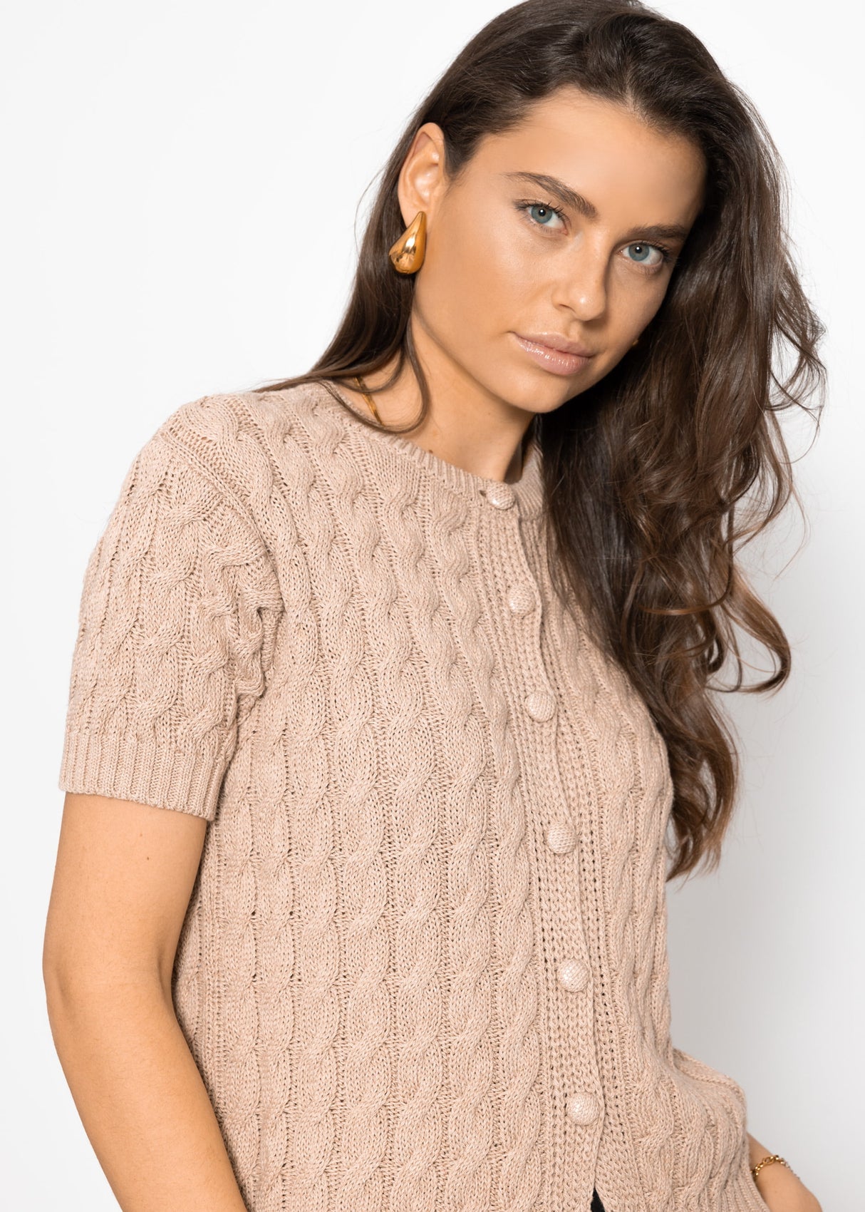 Short sleeve cardigan with cable knit pattern - beige