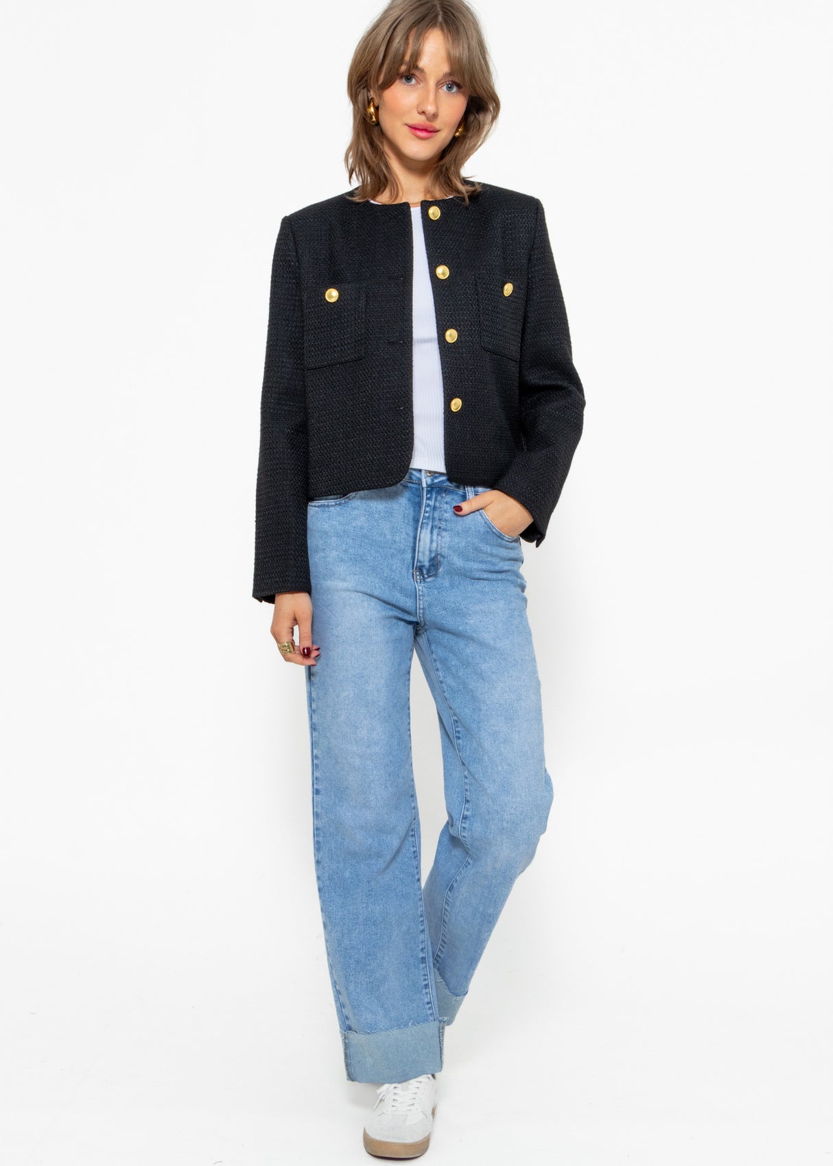 Kurze Jacke mit goldfarbenen Knöpfen - schwarz