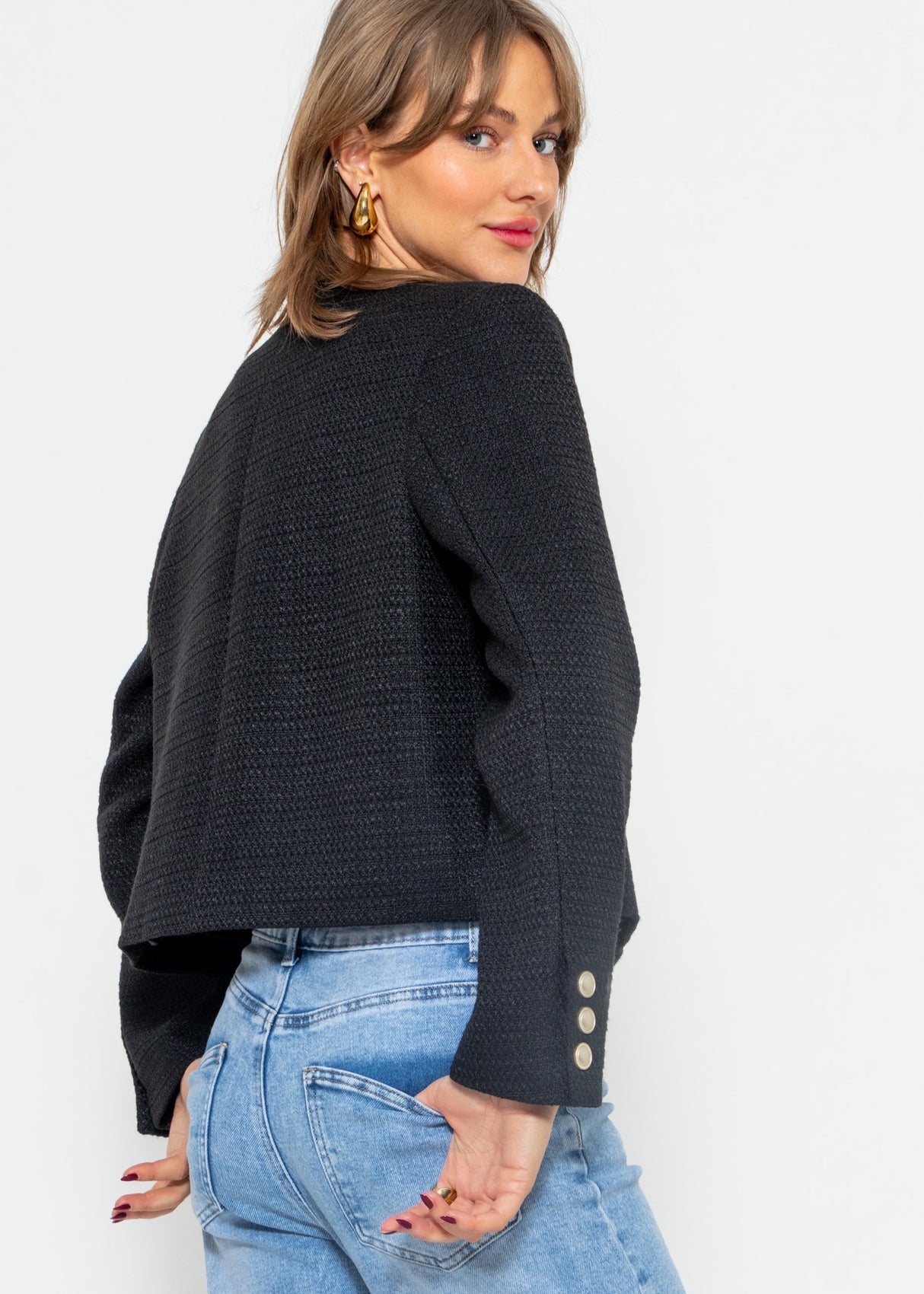 Kurze Jacke mit goldfarbenen Knöpfen - schwarz