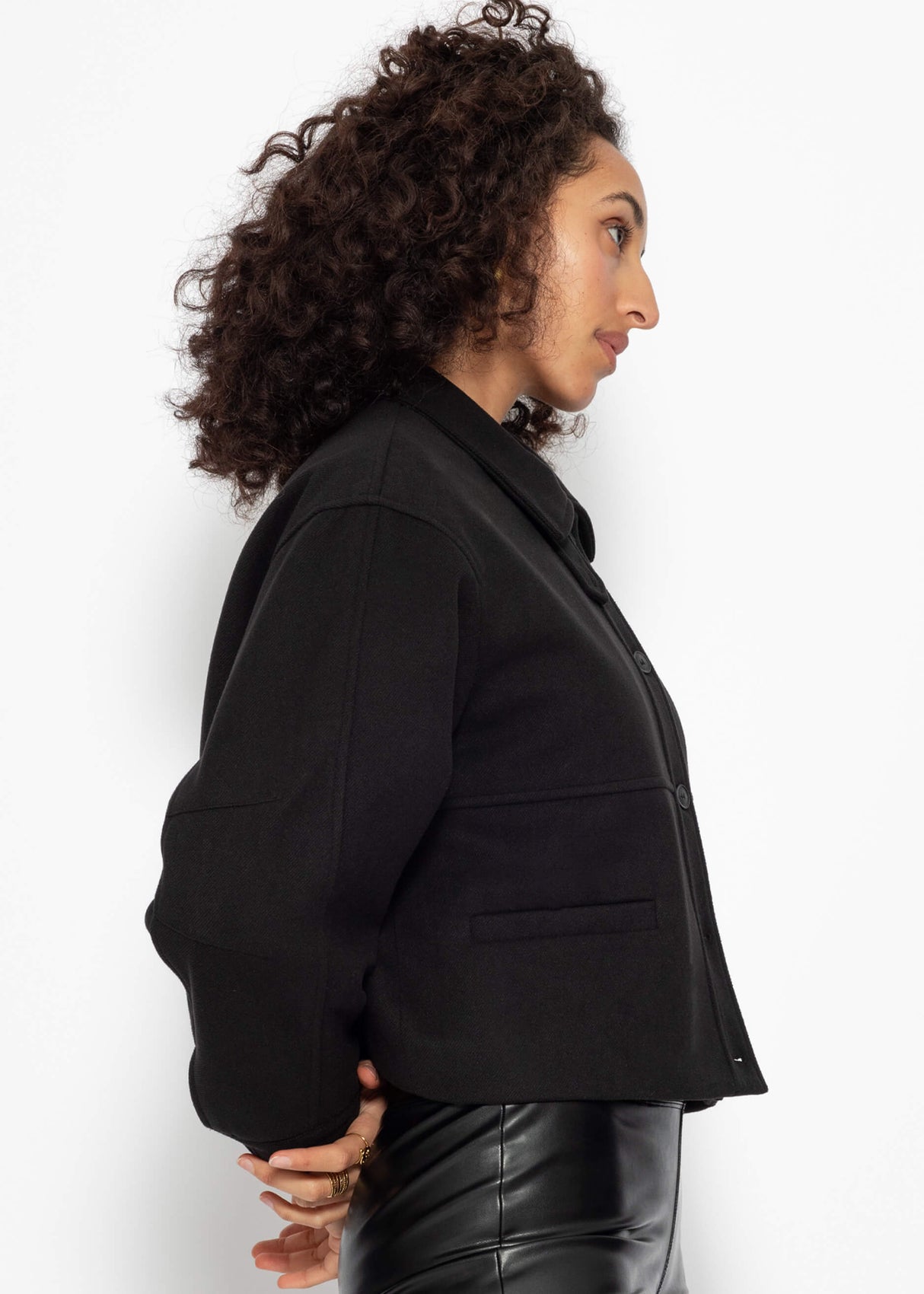 Kurze Jacke mit Innenfutter - schwarz