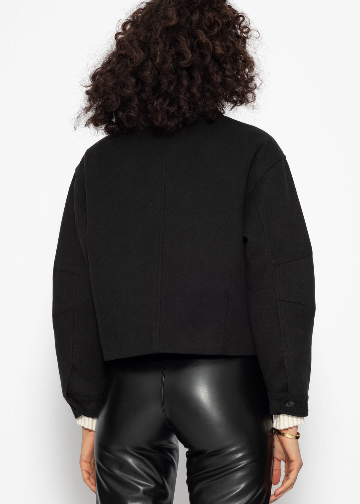 Kurze Jacke mit Innenfutter - schwarz